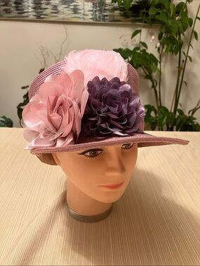 Elegant Metallic Pink Floral Wide-Brim Women's Hat With Pink Feather Accent